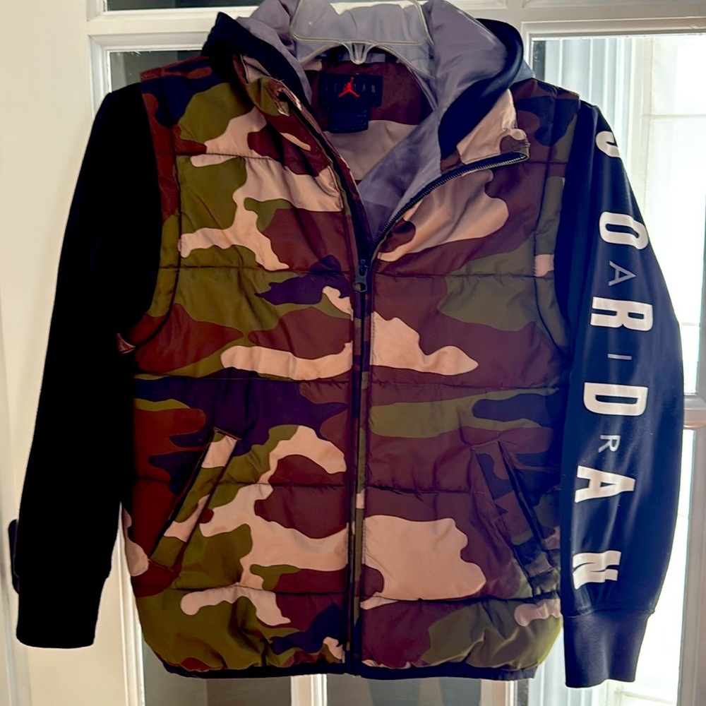 Air Jordan puffer jacket, sweatshirt sleeve puffer vest good condition